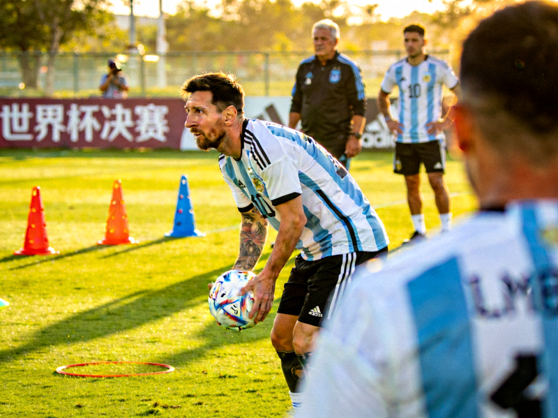 梅西在训练中准备世界杯决赛